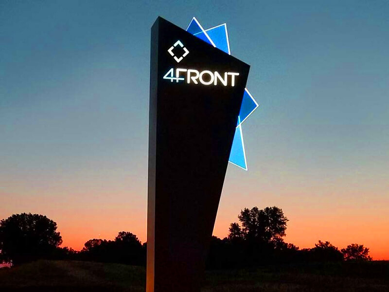 Monument and pylon signs